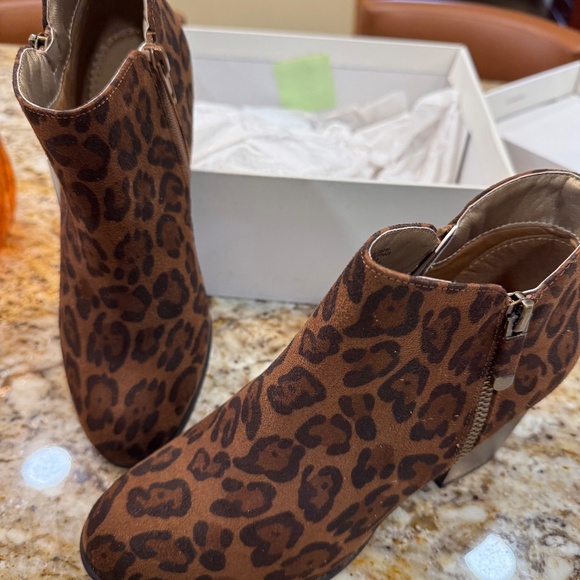 Style & Co. Leopard faux suede ankle boots Excellent UNUSED condition!! 7M - Picture 10 of 16